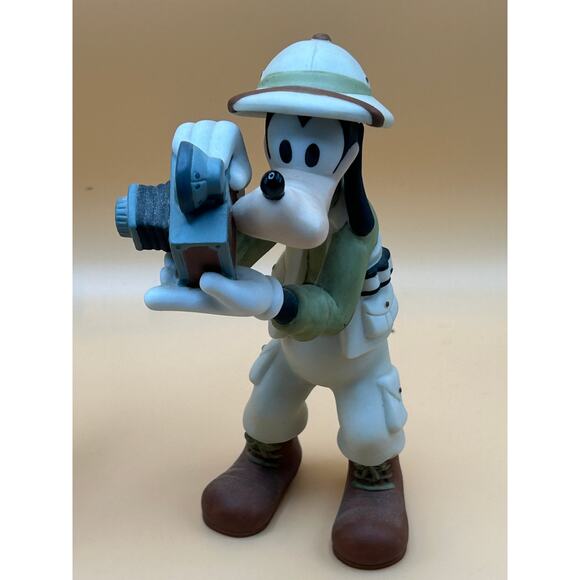 Vintage Goofy safari Photographer Walt Disney Figurine - Picture 1 of 2